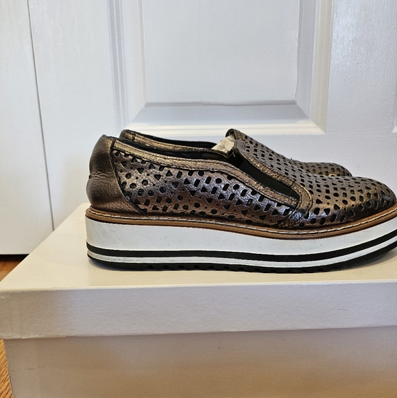 SUMMIT BY WHITE MOUNTAIN | Braxton Perforated Platform Metallic | Size 39 - Picture 4 of 10